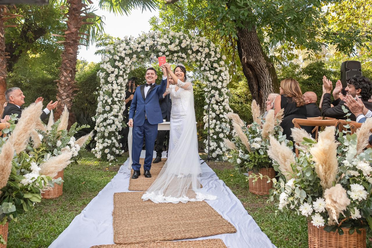 Ceremonia al aire libre bajo un arco floral