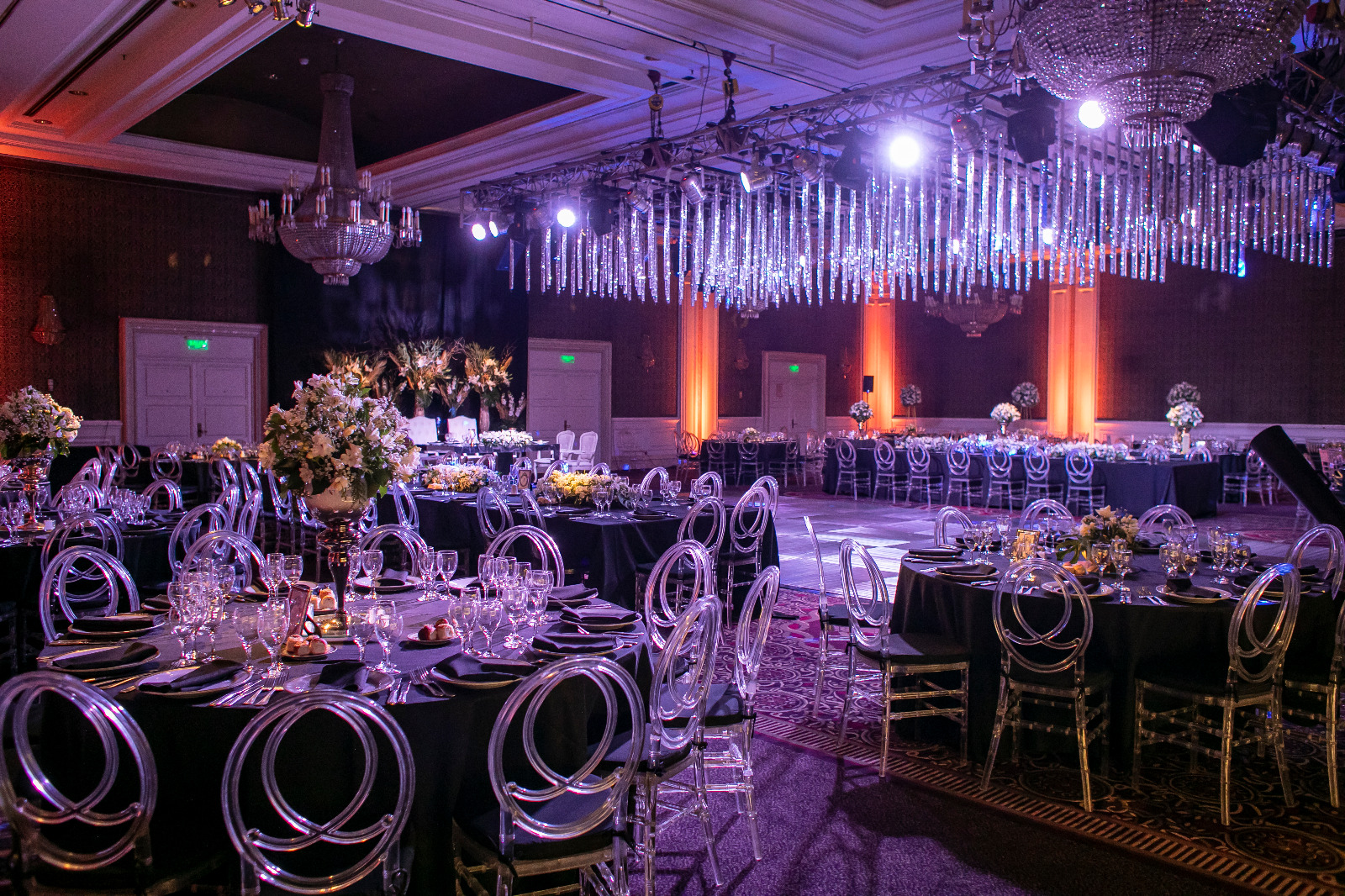 Salón de gala con iluminación y mesas redondas